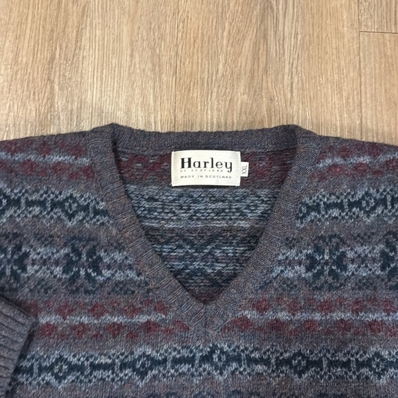 Vintage Harley of Scotland 100% wool jaquard v neck sweater - Picture 2 of 5